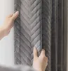 A close-up shot of a person's hands holding a gray textured curtain with a chevron pattern. Anteprima dell’immagine prodotto