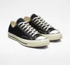 A pair of black Converse Chuck 70 low-top sneakers with white laces and soles, displayed on a white background. Anteprima dell’immagine prodotto