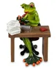 A decorative figurine of a frog sitting at a desk, working on a laptop. Produktbild-Vorschau