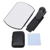 A flat lay of a smartphone camera lens attachment, a cleaning cloth, and a small carrying case against a white background. Voir les images du produit