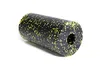 A black foam roller with yellow speckles is shown against a white background. Anteprima dell’immagine prodotto