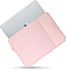 A pink laptop sleeve with a silver laptop partially inserted. Anteprima dell’immagine prodotto