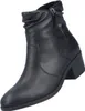 Auf dem Bild ist ein schwarzer Stiefel zu sehen der von der Seite betrachtet wird. Der Stiefel hat eine modische Form und eine grobe Sohle die ihm Stabilität verleiht. Podgląd zdjęcia produktu