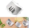 A collage showing a stainless steel finger guard, chopped green onions, and sliced potatoes. Produktbild-Vorschau