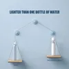 A scale demonstrating the lightweight nature of a vacuum cleaner compared to a bottle of water. Náhled obrázku produktu