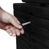 A hand is shown inserting a pin into a stack of black weight plates. Produktbild-Vorschau