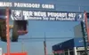 A banner advertising a Peugeot 407 is displayed above a car dealership building. Produktbild-Vorschau