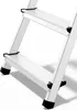 Close-up view of the steps of a silver aluminum stepladder with black anti-slip feet. Anteprima dell’immagine prodotto
