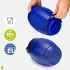 Two blue plastic barrels are shown, one being held by hands and the other resting on a surface. Several circular badges are displayed on the left side of the image. Voir les images du produit