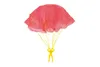 A toy paratrooper figure with a pink parachute against a white background. Voir les images du produit