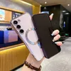 A hand holding a phone case with a phone inside, showcasing the product's features. Anteprima dell’immagine prodotto