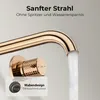 Close-up of a rose gold faucet with water flowing, highlighting its design and features. Anteprima dell’immagine prodotto