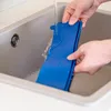 Hands washing a blue springform pan under running water in a sink. Produktbild-Vorschau