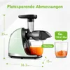A light green juicer is shown with dimensions and capacity labels, alongside two glasses, one with orange juice and the other with pulp. Produktbild-Vorschau