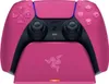 A pink PlayStation 5 controller and its charging dock are shown against a white background. Produktbild-Vorschau