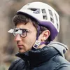 Mann mit Kletterhelm und Sicherungsbrille "Clip Up" von YY Vertical; im Freien. Podgląd zdjęcia produktu