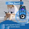 A young girl is sitting on a bench and holding a walkie-talkie, with another walkie-talkie in the foreground. The image highlights the product's clear sound feature. Anteprima dell’immagine prodotto
