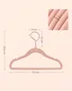 A pink velvet hanger with dimensions indicated by measurement lines and text. Náhled obrázku produktu