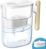 A water filter pitcher with a wooden handle and a separate filter cartridge shown in a blue circle. Náhled obrázku produktu