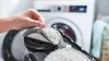 A hand is shown attaching a cleaning pad to a device, with a washing machine in the background. Voir les images du produit