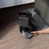 A hand is shown interacting with an air purifier filter that has been removed from its housing. Produktbild-Vorschau