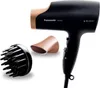 A black Panasonic hair dryer with rose gold accents, shown with two attachments: a diffuser and a concentrator nozzle. Anteprima dell’immagine prodotto