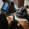 A person is lying down with a medical device attached to their abdomen. Anteprima dell’immagine prodotto