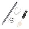 A set of stylus pen accessories, including a stylus pen, replacement tips, a tip removal tool, and a cleaning brush, laid out on a white background. Produktbild-Vorschau