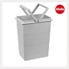 A light gray trash can insert with a handle on a white background. Náhled obrázku produktu