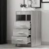 A chest of drawers with three drawers open, showing the interior and drawer slides. The top has a small shelf area with decorative items. The background is a plain wall and a dark curtain. Anteprima dell’immagine prodotto