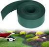 A roll of green garden edging is shown in the upper part of the image, with a garden scene featuring a wheelbarrow and landscaped flower beds in the lower part. Voir les images du produit