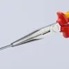 A close-up shot of the jaws of a pair of long-nose pliers holding a metal rod. Anteprima dell’immagine prodotto
