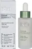 A product shot of a skincare serum bottle and its packaging. Voir les images du produit