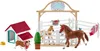 A toy farm set with horses, a dog, a dog house, and a stable. Anteprima dell’immagine prodotto