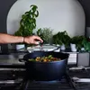 Cocotte en fonte 32cm 10l noir - Baumalu - 384942 - Voir les images du produit 4