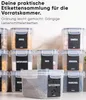 Klare Plastik-Lebensmittelaufbewahrungsbehälter mit schwarzen Etiketten, gefüllt mit verschiedenen Trockenwaren wie Kaffee, Haferflocken und Linsen, auf einem Regal angeordnet Náhľad obrázku produktu