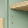 SoBuy Holzvitrine FSB108-E-GR: Detail der grünen Front und hölzernen Ablage mit Metallhalterung Voir les images du produit