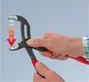 A person's hands are shown using a pair of Knipex Cobra QuickSet water pump pliers. An overlay graphic indicates a 100% force application. Anteprima dell’immagine prodotto