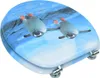 A toilet seat with a lid featuring a printed image of two penguins swimming underwater. Náhled obrázku produktu