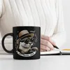 Otter mit Strohhut und Sonnenbrille Tasse in Schwarz mit Produktbild-Vorschau 3