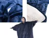A collage showing a woman wearing a dark blue hooded blanket, with close-up shots of the blanket's fabric and lining. Anteprima dell’immagine prodotto