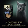 A cat food multipack is shown next to a cat licking its lips, with marketing text below. Voir les images du produit