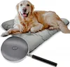 A golden retriever dog lying on a gray dog bed, with a magnifying glass showing a close-up of the bed's texture. Voir les images du produit
