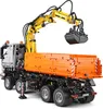 A remote-controlled construction vehicle, specifically a dump truck with a crane and bucket, displayed against a white background. Voir les images du produit