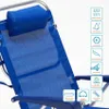 Close-up of a blue reclining beach chair with various feature icons on the right side. Voir les images du produit