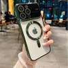 A person is holding a green iPhone case with a MagSafe ring and Apple logo on it. The background is blurred and shows a restaurant or cafe setting. Produktbild-Vorschau