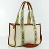 A Valentino Bags Shopper Candle Shopping bag is shown against a white background. Anteprima dell’immagine prodotto