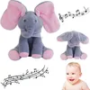 Grauer und rosa Plüsch-Elefant mit großen Ohren, neben einer kleineren Version und einem lächelnden Baby, mit Noten-Grafik Voir les images du produit