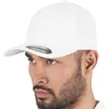A man wearing a white baseball cap. Produktbild-Vorschau