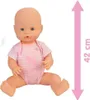 A baby doll is shown sitting on a white background with a pink measurement indicator on the right side. Produktbild-Vorschau